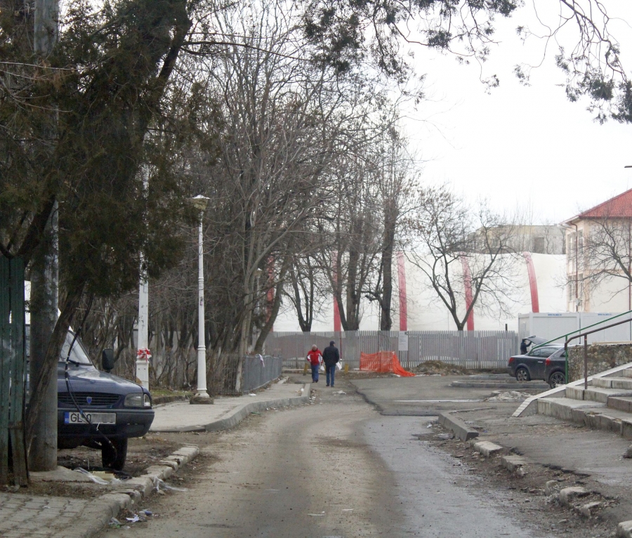 Reabilitări parţiale, proiecte uitate. ZONA ANCORA, de la noroi şi ruine, la parcări asfaltate, dar insuficiente (FOTO)