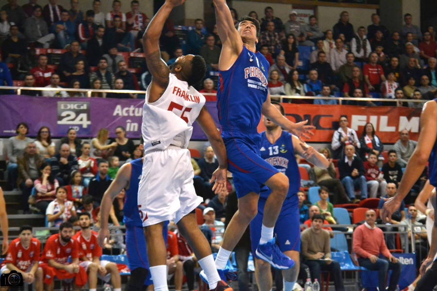 Baschetbaliştii de la Phoenix au fost învinşi la mare luptă în primul meci din play-off