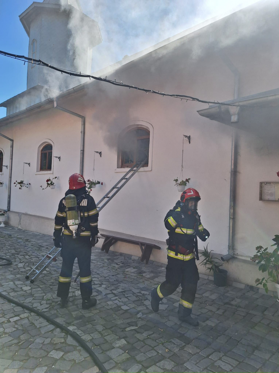 Incendiu la Biserica „Sf. Filofteia”. Pompierii sunt în alertă (FOTO & VIDEO)
