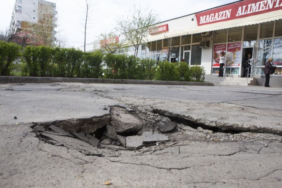 Obstacole pentru pietoni în Ţiglina: Cratere selenare sau lacuri de acumulare