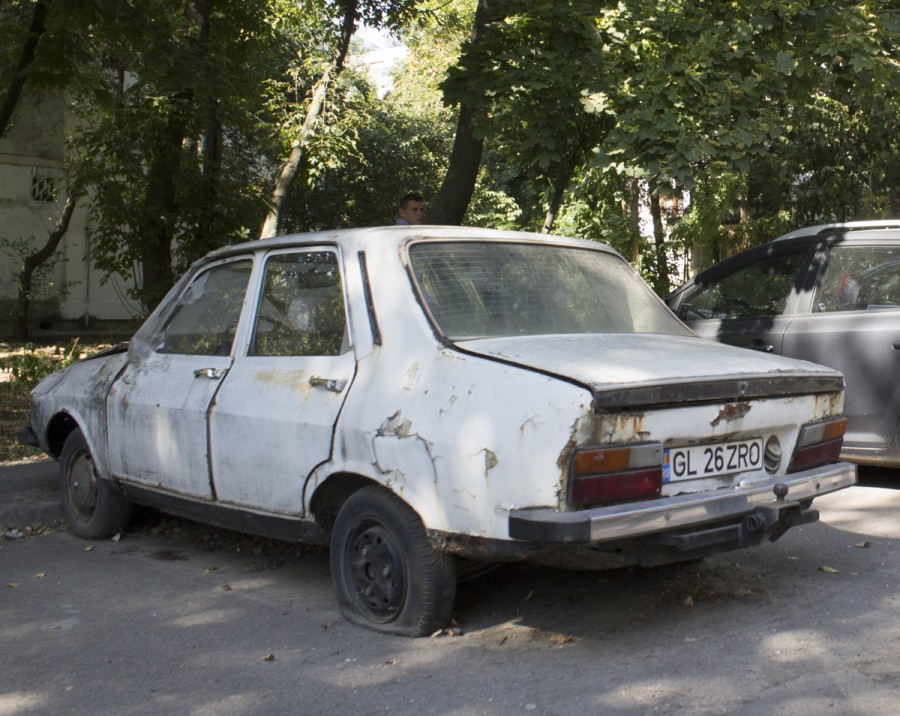 ATENŢIE unde vă ţineţi MAŞINILE! Ce MĂSURĂ a luat Primăria în privinţa RABLELOR abandonate prin oraş