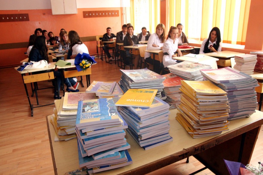 INCREDIBIL! Reforma în Educaţie se face cu manuale din secolul trecut 