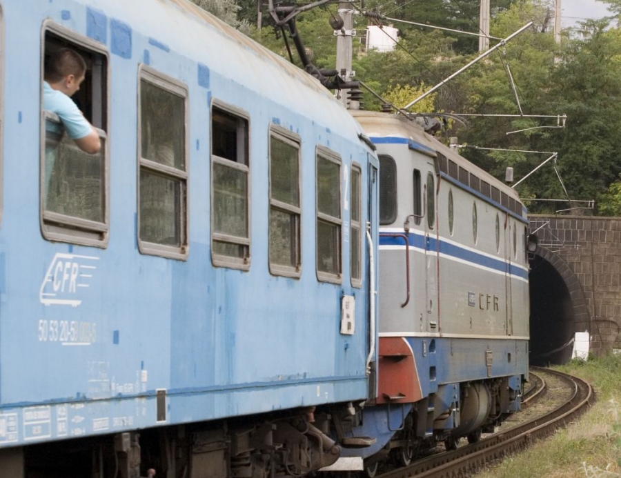 Tren vs Microbuz/ Cât îi costă pe gălăţeni o călătorie de "lux"