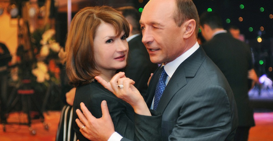 Traian Băsescu a petrecut pe litoral de ziua soţiei sale