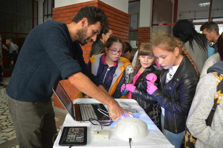 Ştiinţa ca spectacol la Noaptea cercetătorilor. Peste 3.000 de vizitatori la Universitate (FOTO)