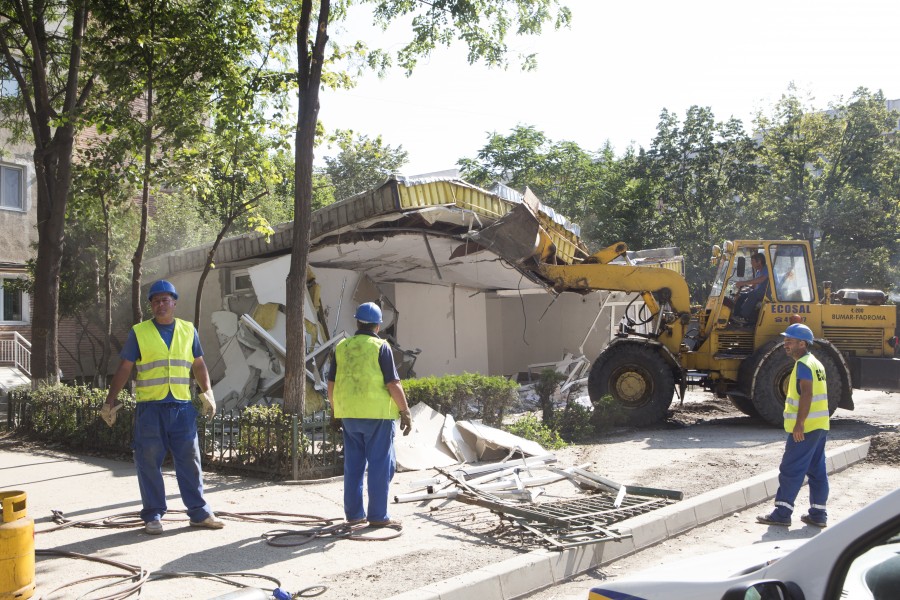 Atenţie, chioşcari! Buldozerele Primăriei vor ajunge şi în Micro 39