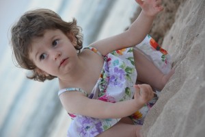 Redaţi zâmbetul Mirunei! O fetiţă de trei anişori are nevoie URGENTĂ de investigaţii