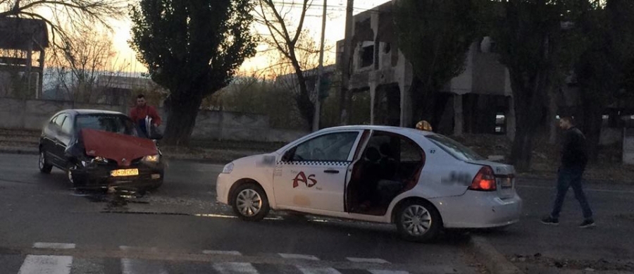 ACCIDENT RUTIER petrecut într-o INTERSECŢIE din Galaţi. Doi tineri au fost RĂNIŢI