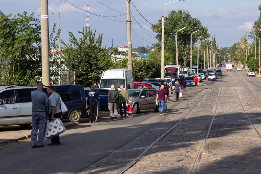 Moldovenii de pe Calea Prutului, izgoniți şi de pe trotuar. Comerț din portbagaj