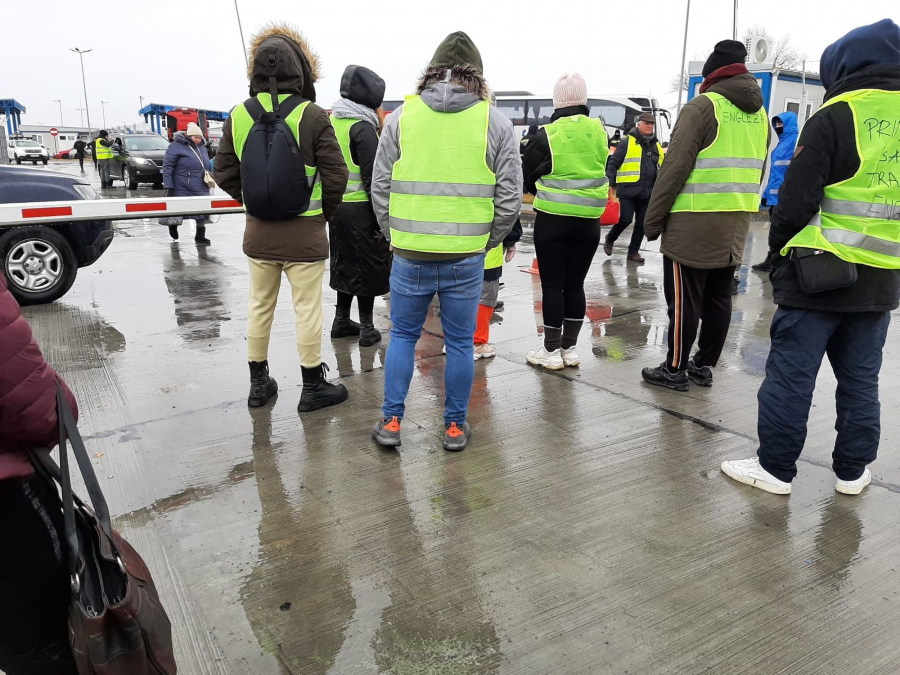 FOTO. La Isaccea, salvarea vine din sufletele voluntarilor. Uneori, aceştia sunt ruşi