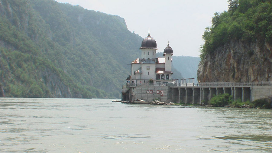 Croazierele cu vaporul în cel mai spectaculos defileu al Dunării au fost reluate