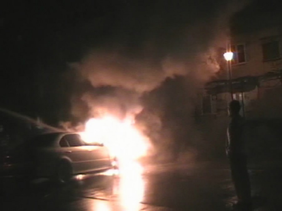 RĂZBUNARE/ Un BMW a fost incendiat în Micro 19