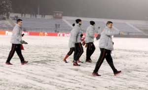 Duminică, la Iaşi, s-a jucat în condiţii improprii, pe zăpadă / sursa foto prosport.ro