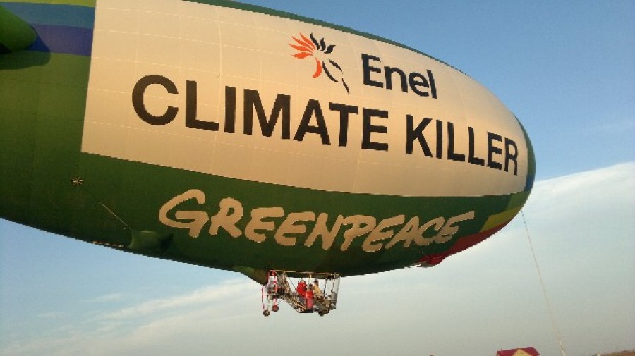 Machetă Greenpeace pe Faleză: Protest împotriva termocentralei Enel
