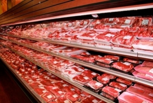 Sesizările unui gălăţean au mobilizat autorităţile/ Carne alterată, comercializată într-un mare magazin din Galaţi