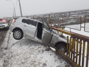 Câțiva centimetri de zăpadă i-au băgat în ceață pe șoferi! Un BMW, la un pas să zboare de pe viaduct (VIDEO)