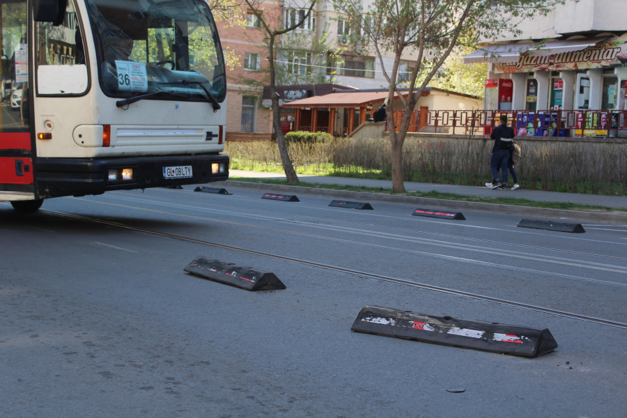 Separatoare de trafic distruse pe strada Traian (FOTO)