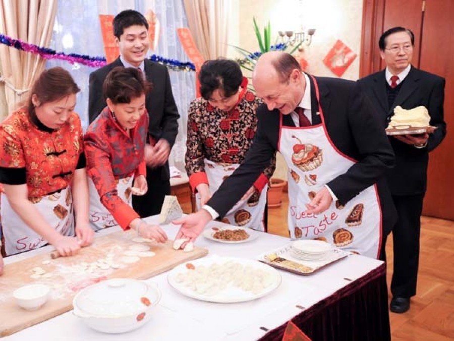 FOTO: Băsescu şi-a pus şorţ de bucătărie şi a participat la un moment gastronomic la Ambasada Chinei