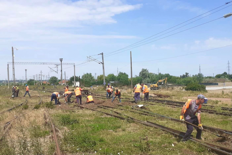 Ceferiștii lucrează de zor la calea ferată cu ecartament larg din Portul Galați