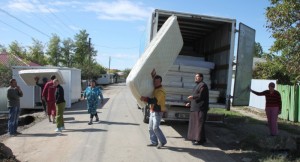 Parohia Ortodoxă Pinerolo, solidară cu gălăţenii / Saltele şi pături de la românii din Italia