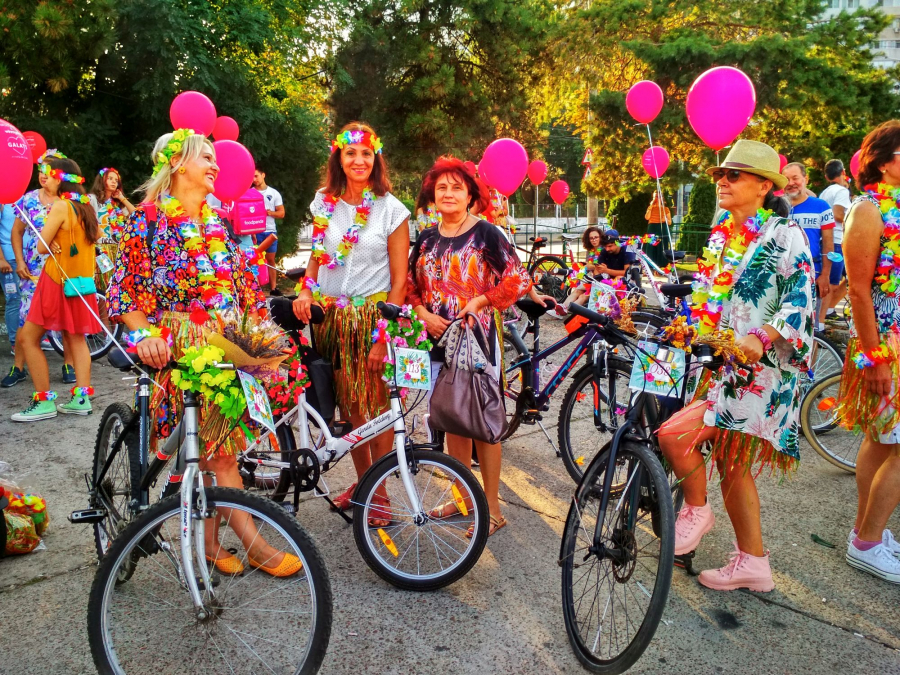 Frumoase, colorate şi cochete, pe biciclete. SkirtBike (Foto şi Video)