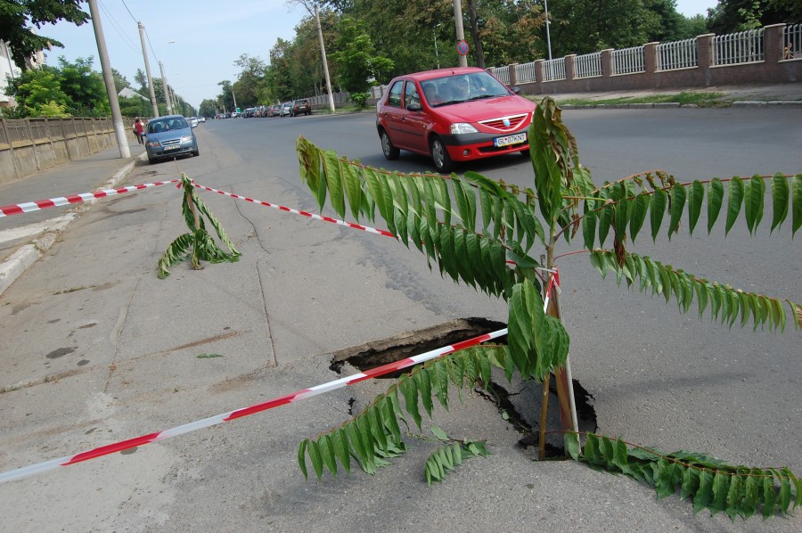 Gropzilla se întoarce! Vezi aici ce parte a Galaţiului s-a mai surpat