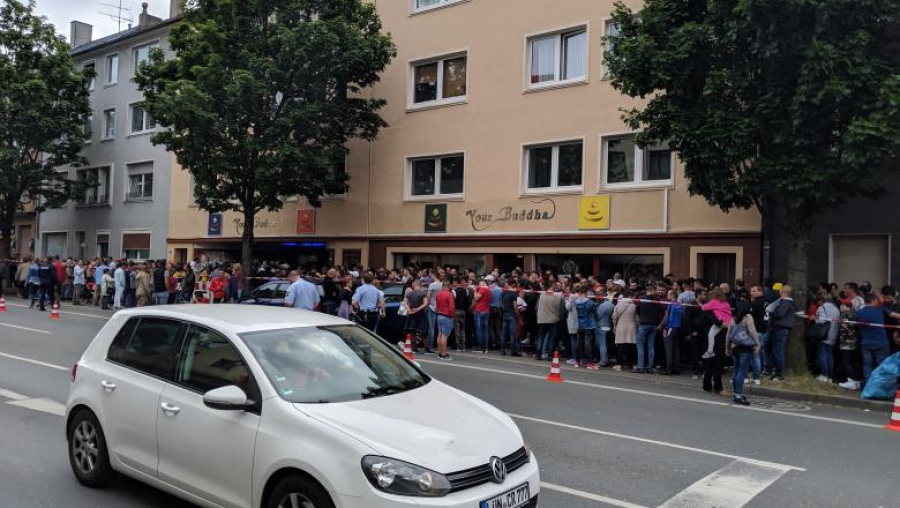 Cozi enorme la secţiile de votare din străinătate. Votul diasporei româneşti, în presa internaţională