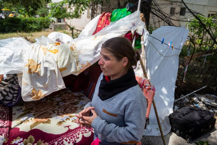 De două săptămâni, o familie stă în stradă, sub cerul liber