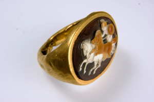 Alături de brăţările dacice de la Sarmizegetusa Regia. Inel de aur descoperit la Poiana, expus la Lisabona (FOTO)