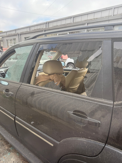 Mașini vandalizate sâmbătă noaptea, în centrul orașului