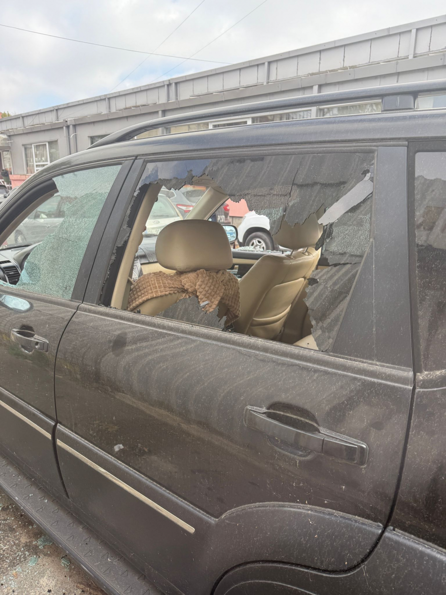 Mașini vandalizate sâmbătă noaptea, în centrul orașului