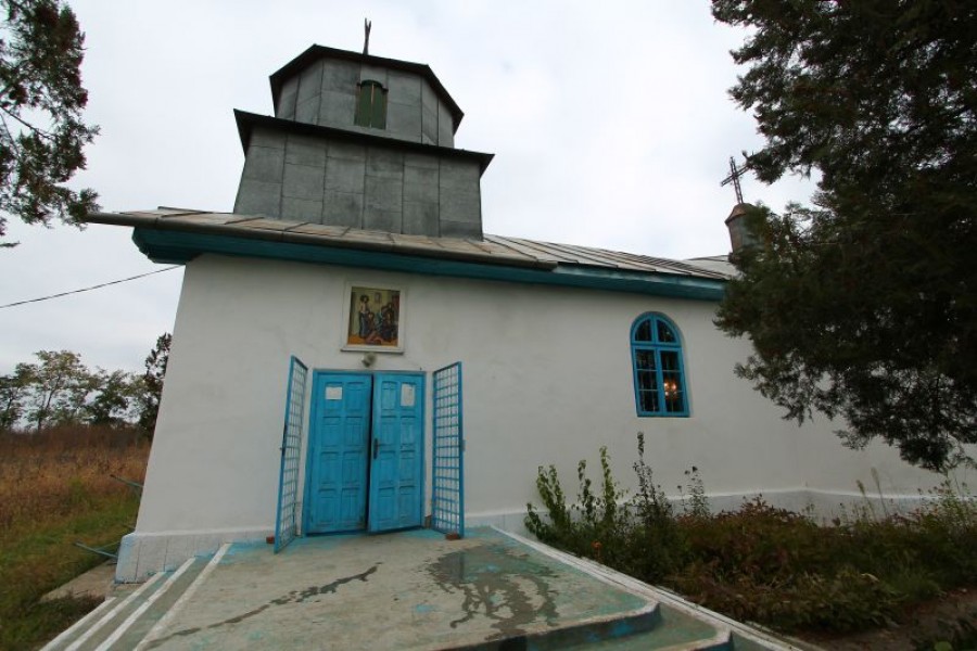 Trei biserici din lut au ţinut piept comunismului la Bălăşeşti