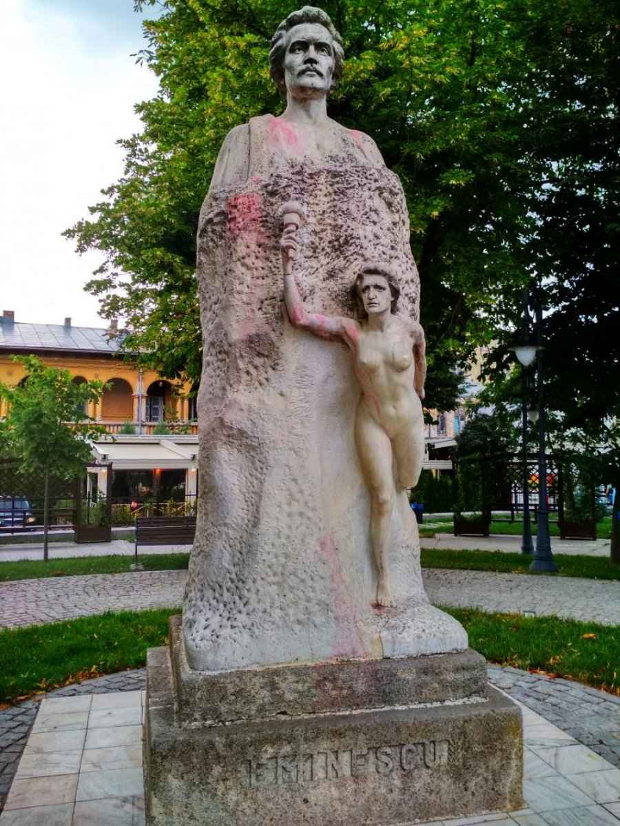 Statuia poetului Mihai Eminescu a fost vandalizată, deşi este supravegheată video