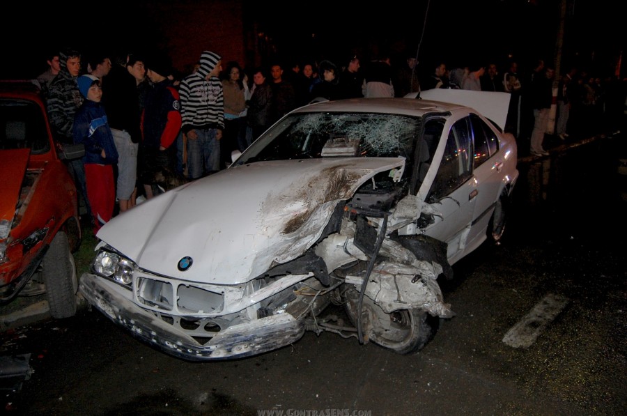 Trei persoane au fost rănite după ce un BMW a depăşit pe linia continuă