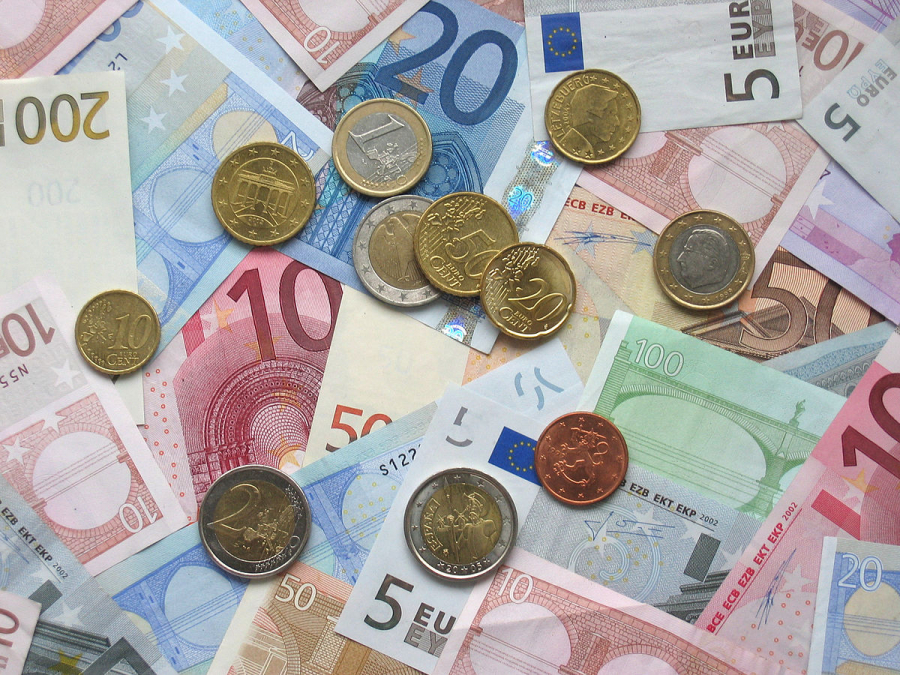 Mai mulți bani scoşi din buzunar de cei care au credite