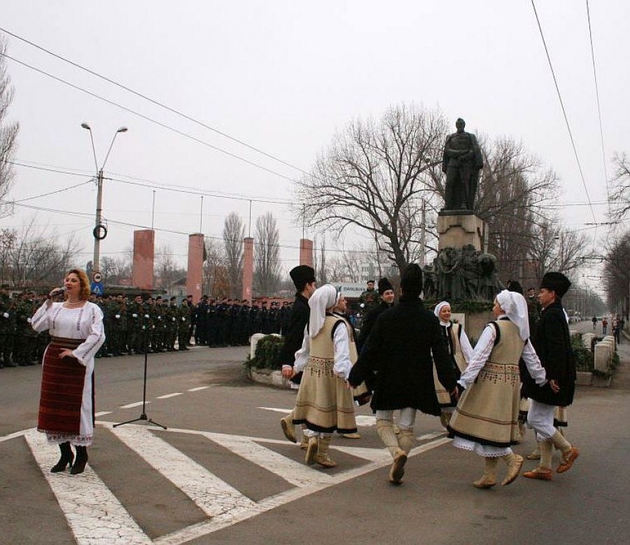 Puţini gălăţeni şi-au adus aminte de Ziua Unirii, la statuia domnitorului Al. I. Cuza (GALERIE FOTO)