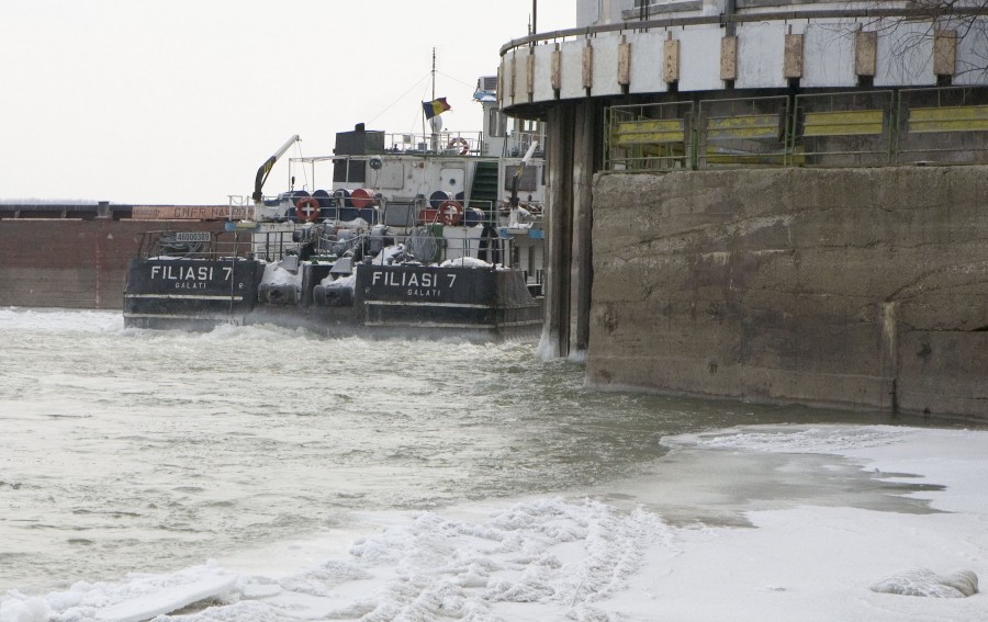 Comandantul navei care sparge gheaţa la Priza Dunării: „Sunt mulţumit că pot fi de folos gălăţenilor”