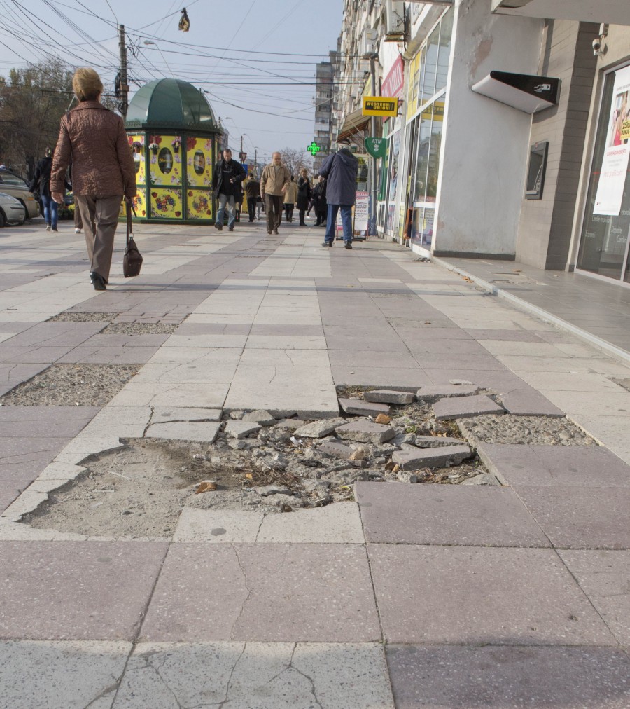 Zona de la Spitalul Judeţean - sufocată de gropi, câini şi maşini (FOTO)