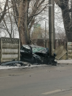 Accident pe strada Ștefan cel Mare. Patru răniți într-o mașină &quot;înfiptă&quot; în stâlp