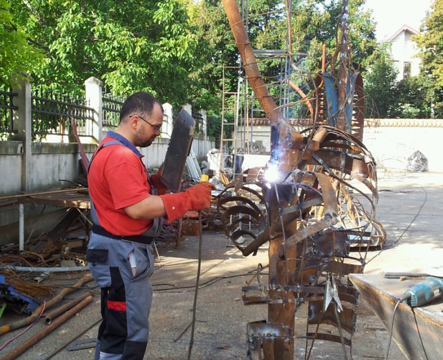 Tabăra de sculptură - Cosmin Saulea face un ronde-bosse „organic”