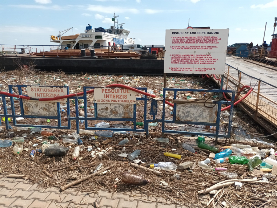 Gunoaiele de pe Dunăre îngreunează circulația bacului. Imagini dezolante în a treia zi de Paşte (FOTO)