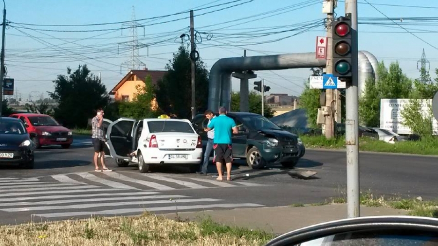 Cursă nebunească pe Centură. Un taxi cu client, implicat într-un accident rutier