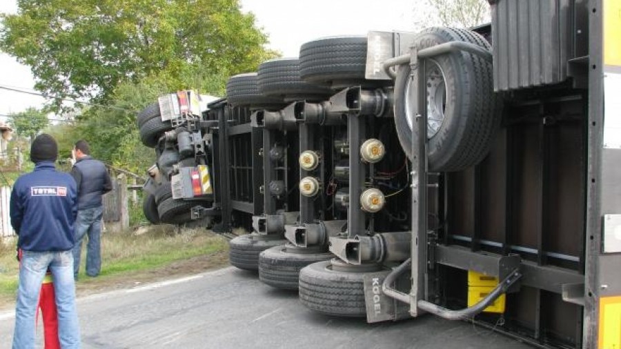 Camion încărcat cu butelii răsturnat în Brăila. Circulaţia este restricţionată pe DE 584