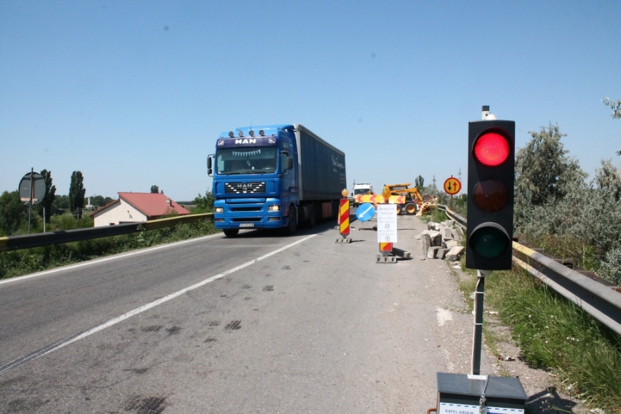 Important pentru ŞOFERI: Iată când vor fi gata LUCRĂRILE la PODUL de la Şendreni