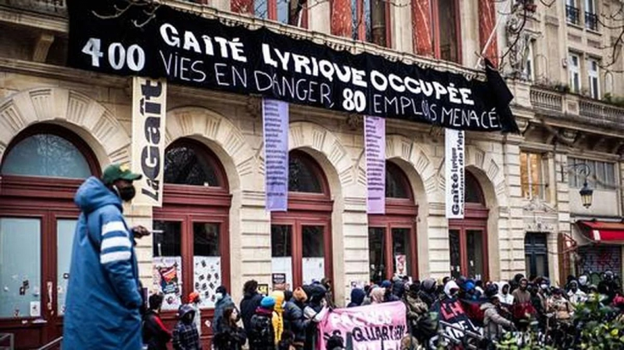 Sute de migranți, evacuați cu forța dintr-un teatru parizian