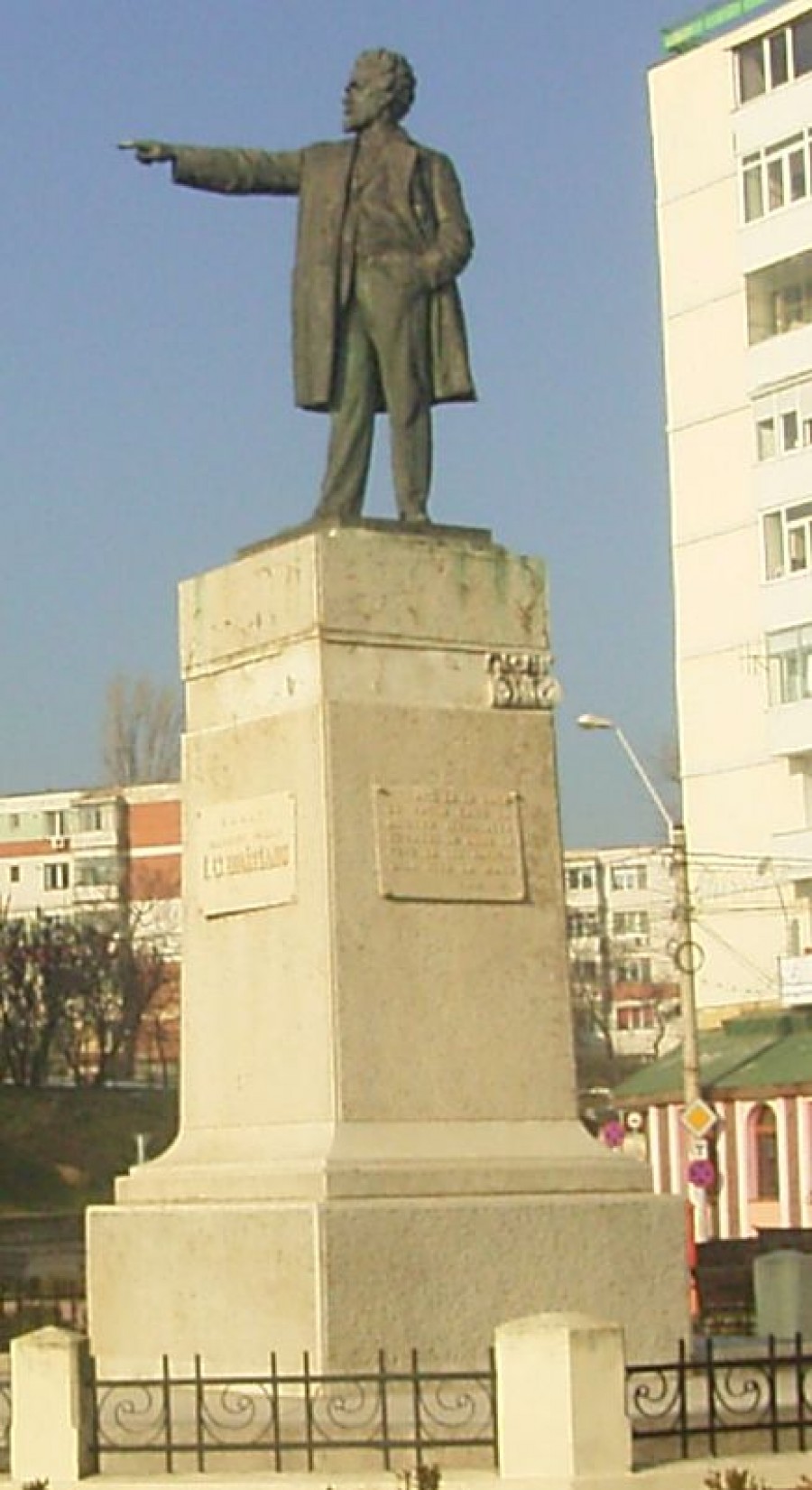 Statuia lui Ion Constantin Brătianu aşteaptă doar o mistrie