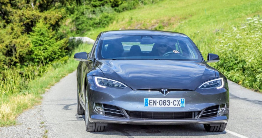 Tesla vine și în România. Angajări