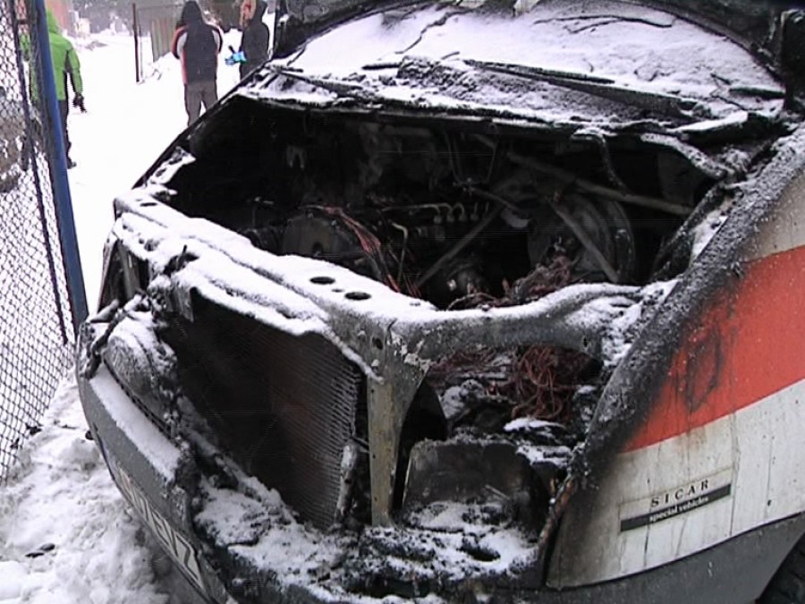 Ambulanţa Spitalului Judeţean a luat foc de la un scurt-circuit