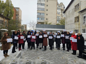 De zece zile, angajații DSP Galați își strigă nemulțumirile în stradă