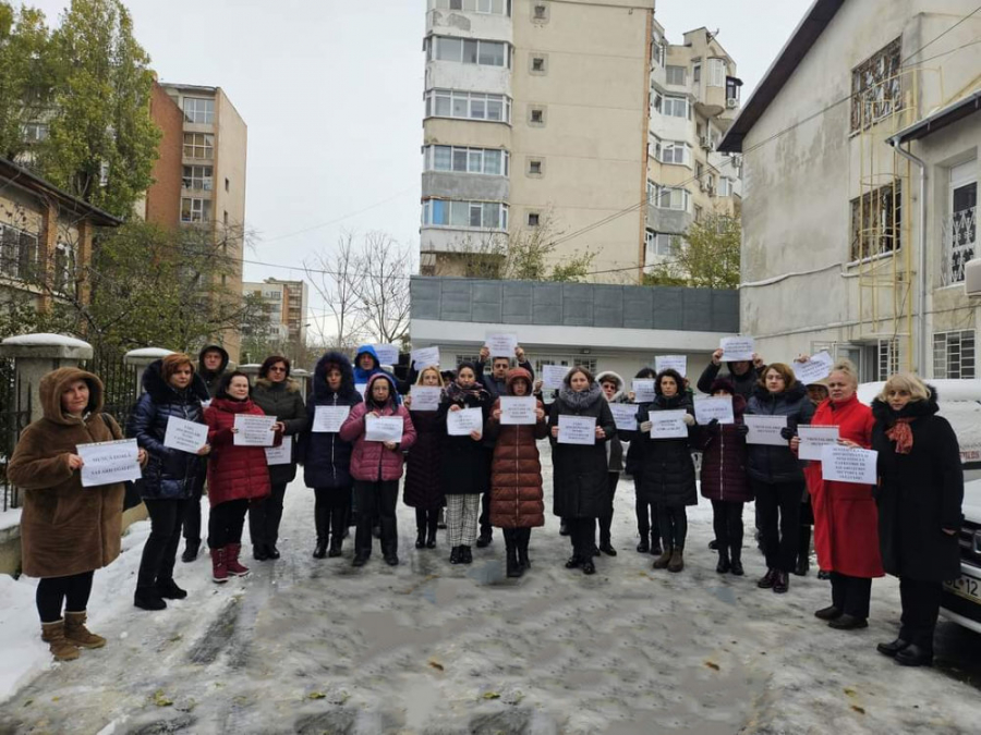De zece zile, angajații DSP Galați își strigă nemulțumirile în stradă